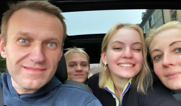 Vajza e Navalny bën postimin prekës për babanë e ndjerë: Më mungon shumë…