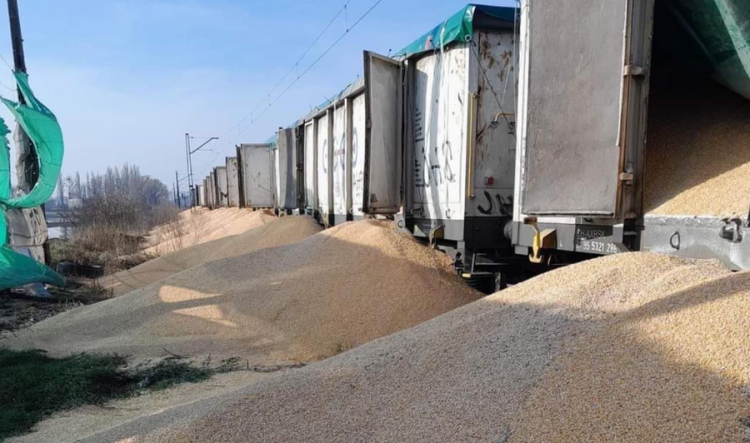 160 ton grurë ukrainas derdhen në hekurudhë, Kievi akuzon Poloninë për sabotim