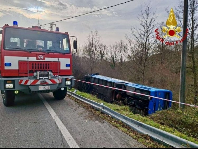 Foto/Shmangu përplasjen kokë më kokë me një makinë, përmbyset autobusi me nxënës në Itali 