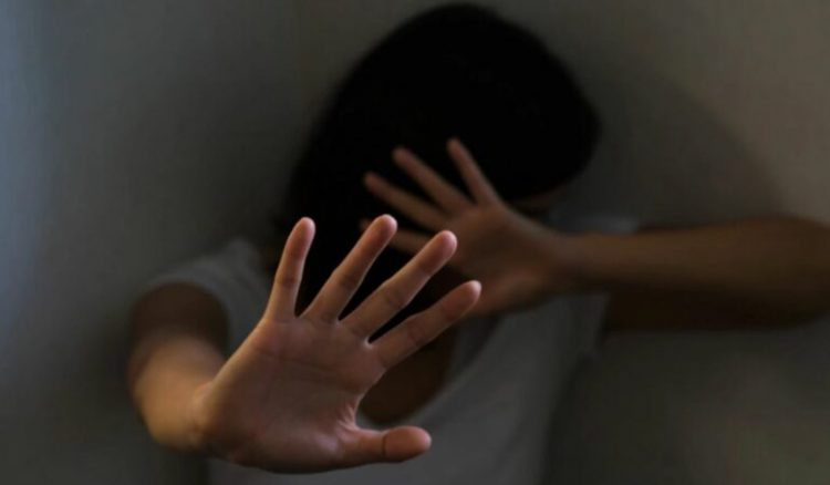 Greqi/Shqiptari lidh, dhunon dhe i ndërpret shtatzëninë të dashurës 19-vjeçare