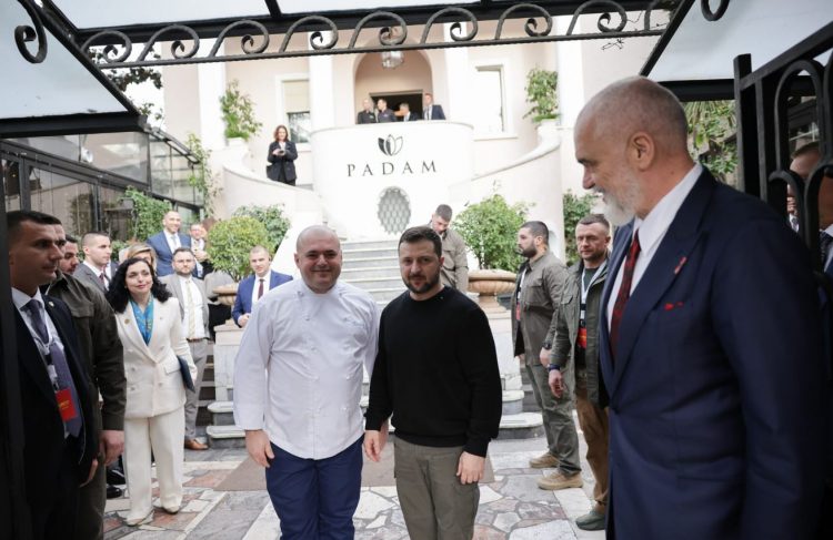 Fotolajm/ Zelensky dhe 8 liderët e Europës Juglindore në restorantin Padam