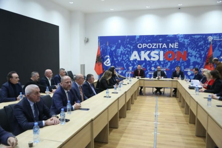 Grupi i Bardhit dhe i Berishës bëhen bashkë, zbardhen emrat e të pranishmëve në mbledhje