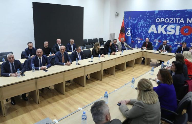 Grupi i PD vendos “armëpushim”: Të përjashtuarit nuk do të shkojnë në seancë, shmanget përplasja me Gardën 