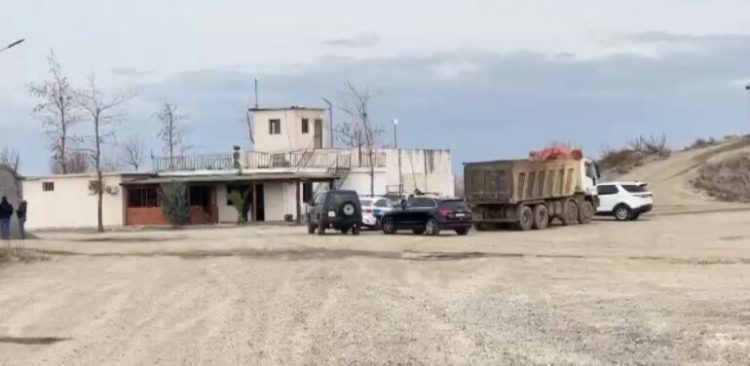 Autorët qëlluan nga jashtë rrethimit të firmës, plumbat prekën pronarin dhe ekonomistin, si shpëtoi roja