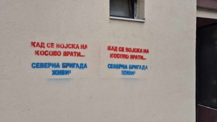 “Kur të kthehet ushtria në Kosovë, Brigada e Veriut jeton”, shfaqen grafite të reja në veri të Mitrovicës