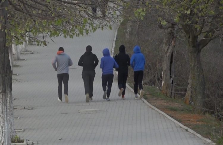 Të rinjtë dhe vajzat po lënë fshatin për qytetin