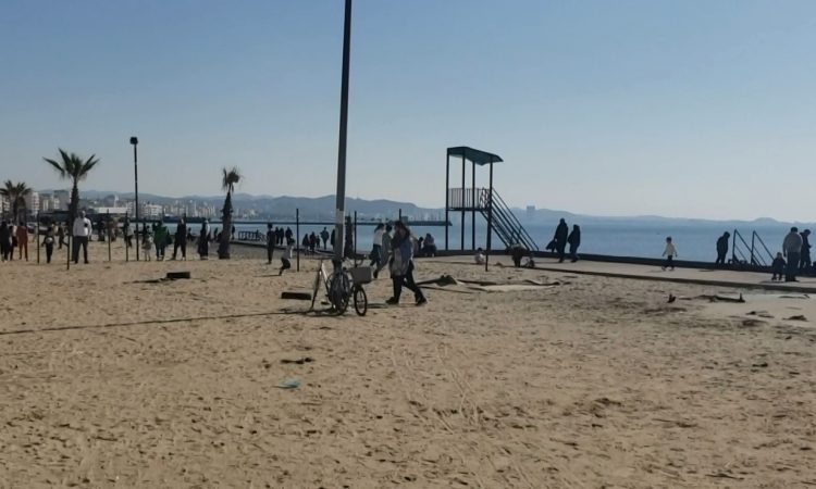 E diela mbush plazhin e Durrësit me qytetarët vendas dhe të huaj