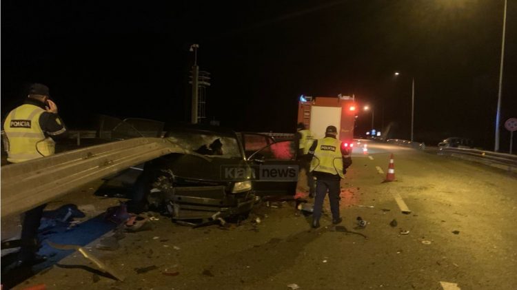 Aksidenti ku humbi jetën një 21-vjeçar/ Dalin pamjet, barriera çau xhamin e makinës