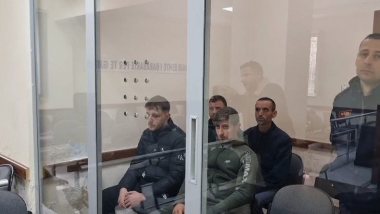 Hodhën molotovë drejt Kryeministrisë, detyrim paraqitjeje për 4 protestuesit