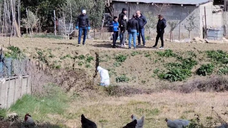 Vrau të atin dhe e groposi, policia çon në vendin e ngjarjes 19-vjeçaren Hygerta Meta