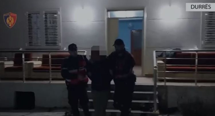 U arrestua për armëmbajtje pa leje, policia gjen municion luftarak në shtëpinë e 38-vjeçarit