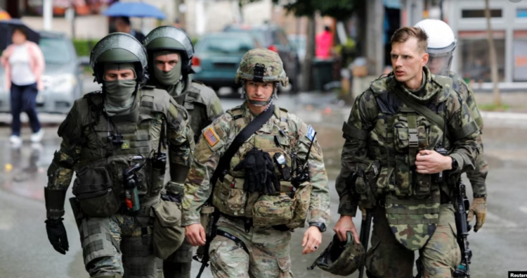 KFOR-i largohet nga ndërtesat komunale në veri të Kosovës, e vlerëson situatën të qëndrueshme  