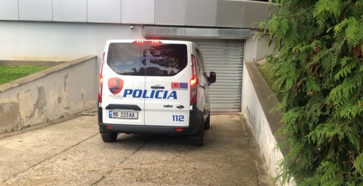 Publikonte foto e video me shprehje denigruese në profile false, pranga 22-vjeçarit: Kërkonte deri në 1 mijë Euro që…