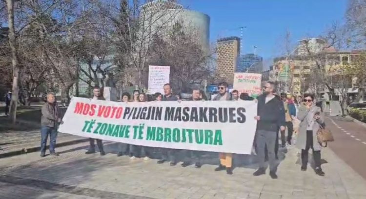 Pak para nisjes së seancës, qytetarët protestë jashtë Kuvendit