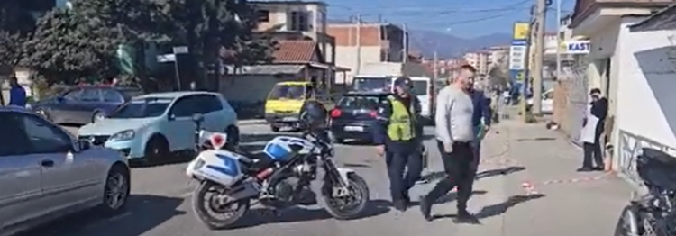 Motori përplaset me makinën, plagoset 24-vjeçari. Niset me urgjencë drejt Traumës