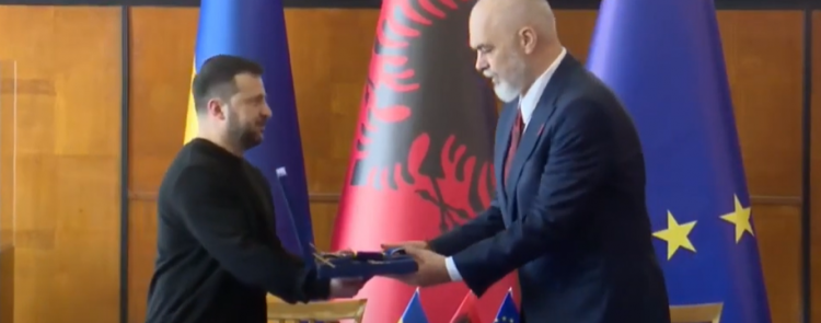 Samiti për Ukrainën/ Zelensky i jep dekoratë Ramës në Tiranë
