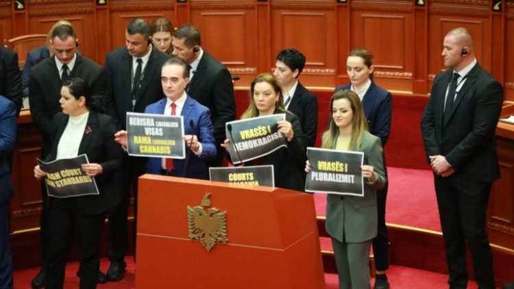 U përjashtuan nga Komisioni i Etikës, dy deputetet e PD-së ankimojnë vendimin: Është antikushtetues