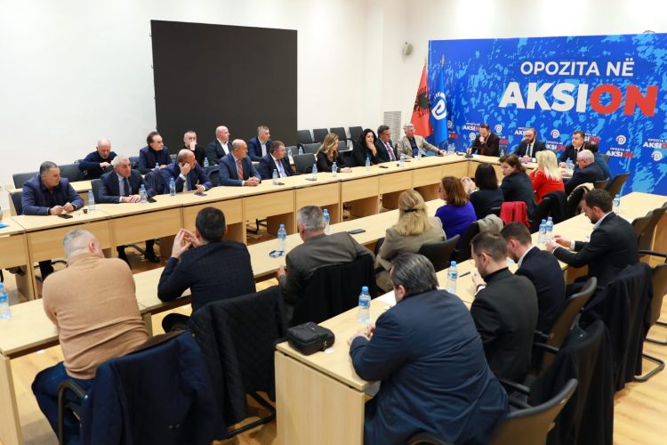 Zbardhet debati me dyer të mbyllura në selinë blu! Deputetë kërkojnë që Berisha të jetë në protestën e 20 shkurtit?