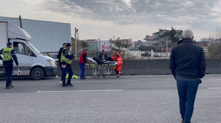 Po kalonte në anën tjetër të autostradës Tiranë-Durrës, makina përplas këmbësorin 