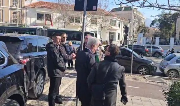 Protestuesit-Braçes: Turp Erion! E votove ligjin. Deputeti: E paskeni marrë edhe atë hajdutin e kohës së Saliut aty 
