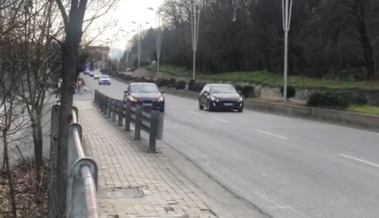 Foto/Vuçiç mbërrin në Shqipëri, shoqërohet nga eskorta 