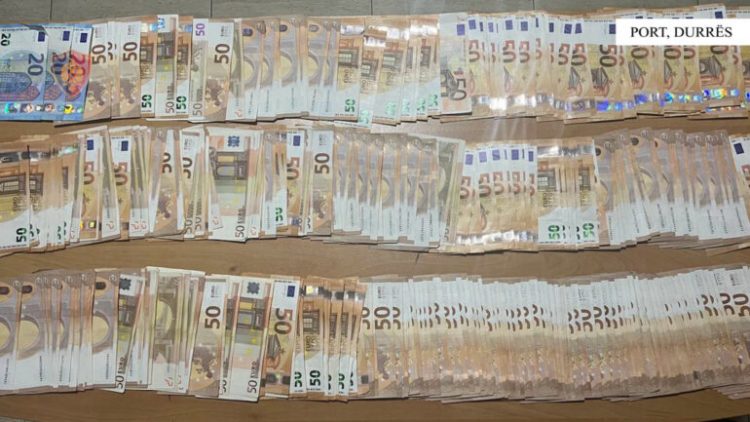 Mijëra euro të padeklaruara, disa të proceduar. Ndalohen në pikat kufitare edhe tre të shpallur në kërkim