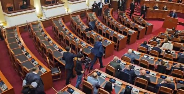 “Kush je ti?!”/ Gazment Bardhi “shpërthen” ndaj Ramës, hedh xhaketën sapo hyn në Kuvend