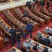 “Kush je ti?!”/ Gazment Bardhi “shpërthen” ndaj Ramës, hedh xhaketën sapo hyn në Kuvend