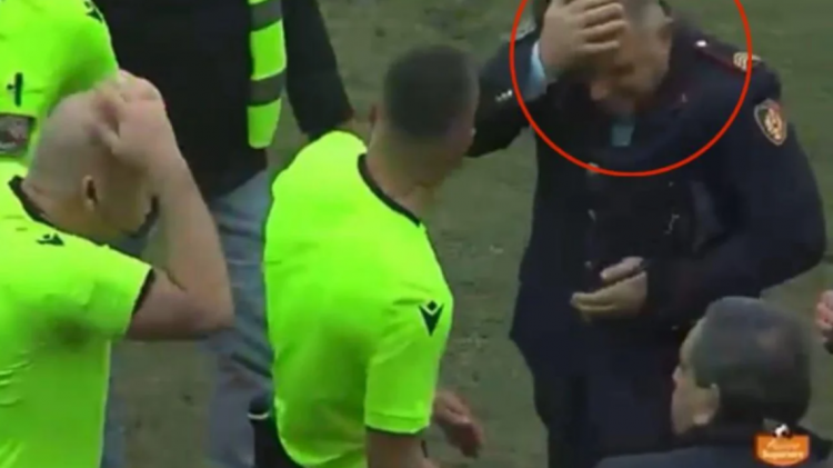 Momenti kur shefi i policisë goditet me shishe në kokë gjatë ndeshjes Kukësi-Erzeni (Foto) 