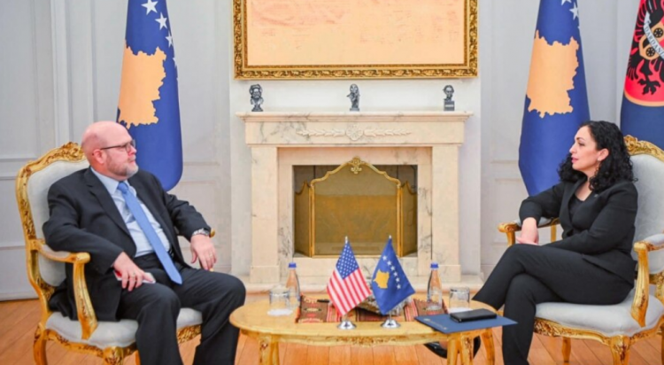 Osmani takim me ambasadorin e SHBA-së, bisedojnë për propozimet për zgjidhje lidhur me dinarin