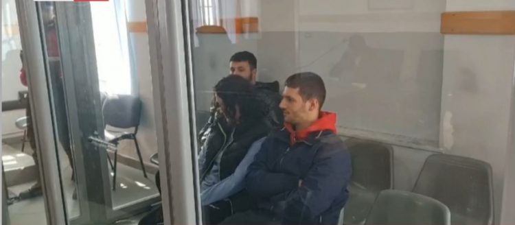Foto/Vranë dhe groposën babain, dalin pamjet e 3 fëmijëve të Pëllumb Metës në “kafazin” e gjykatës, asnjë familjarë në sallë 