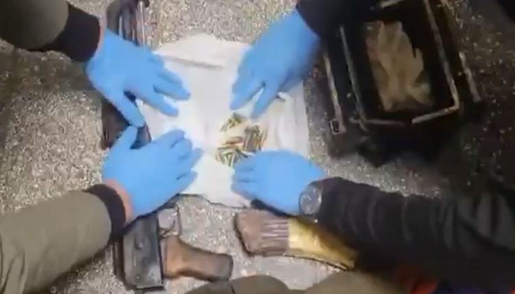 I gjendet kallashnikovi në shtëpi bashkë me fishekët, shpallet në kërkim 34-vjeçari