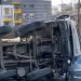Tiranë/Kamioni përmbyset në rrugë dhe përplas 3 makina të parkuara, shoferi 26-vjeçar transportohet te Trauma