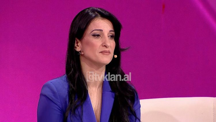 Kaloi shtatzëninë në parqet e Italisë, sakrificat e Klajdës: Haja ushqime të skaduara, lahesha me letra duarsh