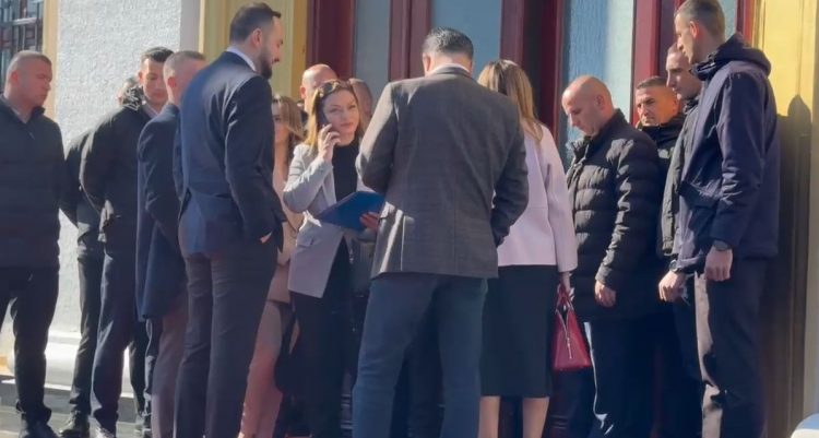 U përjashtuan nga Kuvendi, deputetet e PD tentojnë të futen në seancë, Garda i ndalon