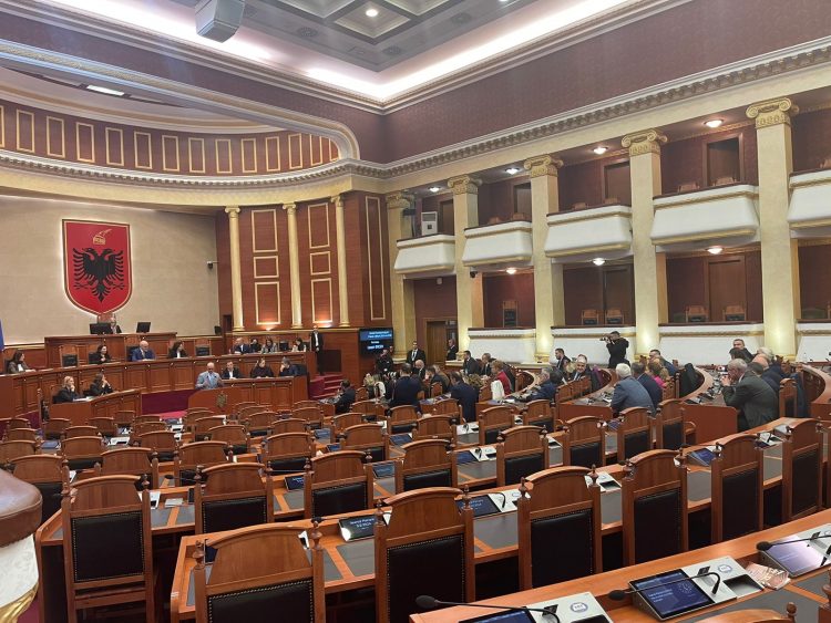 Nis seanca në Kuvend, Garda nuk lejon deputetët e opozitës të futen brenda 
