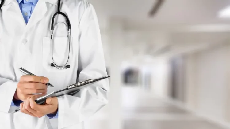 Kryenin shërbime kardiologjike në klinikën e paregjistruar, procedohet mjeku dhe infermieri