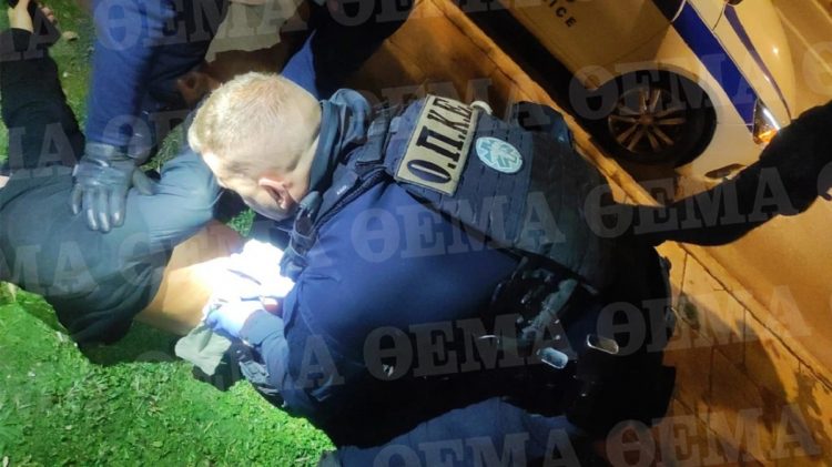 Shqiptari qëllohet me tre plumba në Greqi, policia i jep ndihmën e parë duke i izoluar plagën (Foto) 