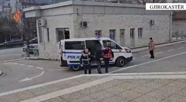Gjirokastër/ Dhunonte bashkëshorten në sy të vajzës së mitur, arrestohet 43-vjeçari