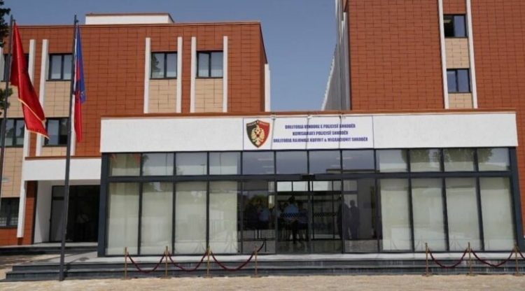 Kapen me kallashnikov, kanabis dhe fishekë, arrestohet një 17-vjeçar në Shkodër, procedohet një tjetër i mitur 