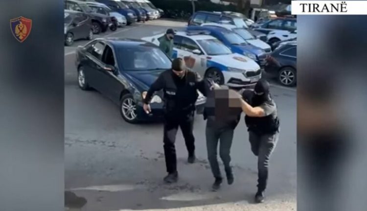 Ndalohet me dy pistoleta në zonën e Rinasit, 45-vjeçari do t’i shiste armët