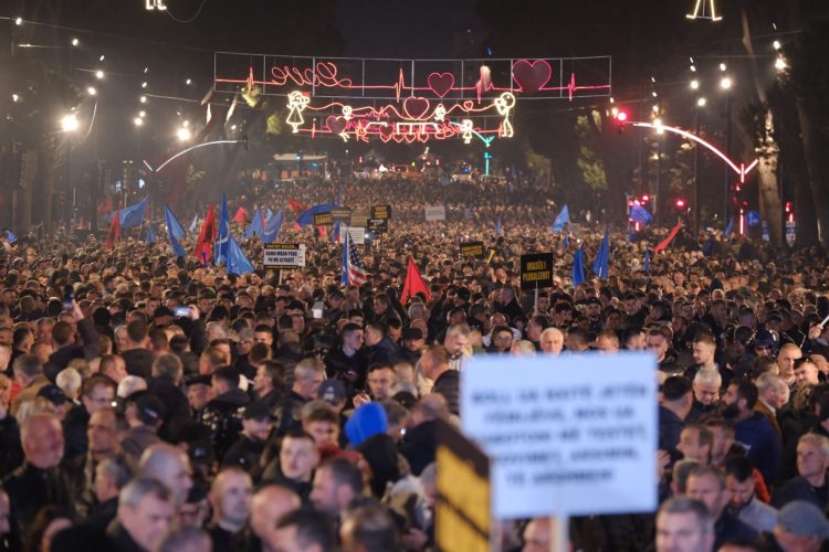 Nuk ishte i pranishëm në protestë/ Meta: Madhështore! Manifestim i jashtëzakonshëm demokracie