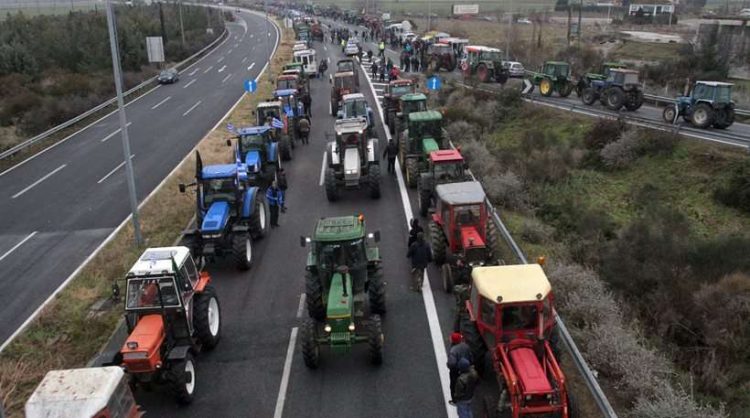 Protesta e fermerëve bllokon rrugën Kallpaq-Janinë, ja çfarë njofton Pika Kufitare e Kakavijës 