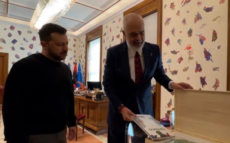 Video/Takimi i Ramës me Zelenskyn, ja dhurata e veçantë që i dha presidentit ukrainas