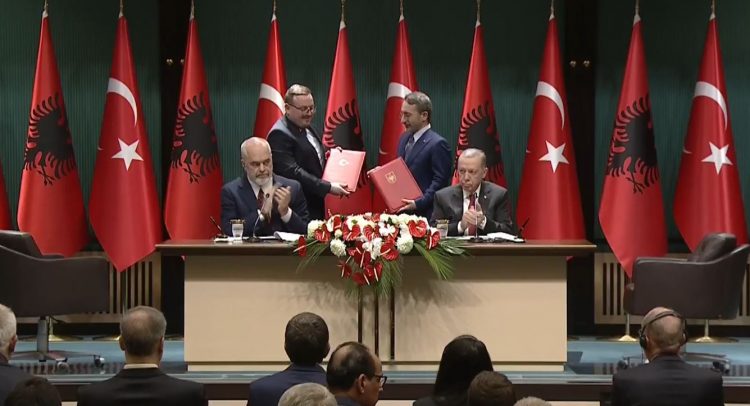Opozita zhvillon protestë në Tiranë, Rama nënshkruan marrëveshje me Erdogan në Turqi