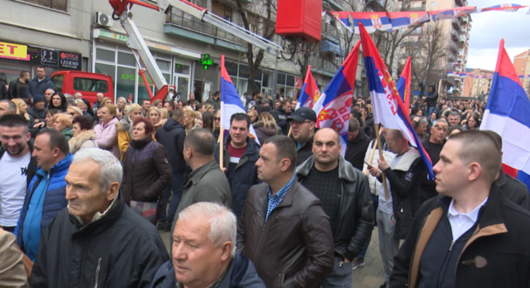 Serbët e Kosovës protestojnë kundër ndalimit të dinarit serb