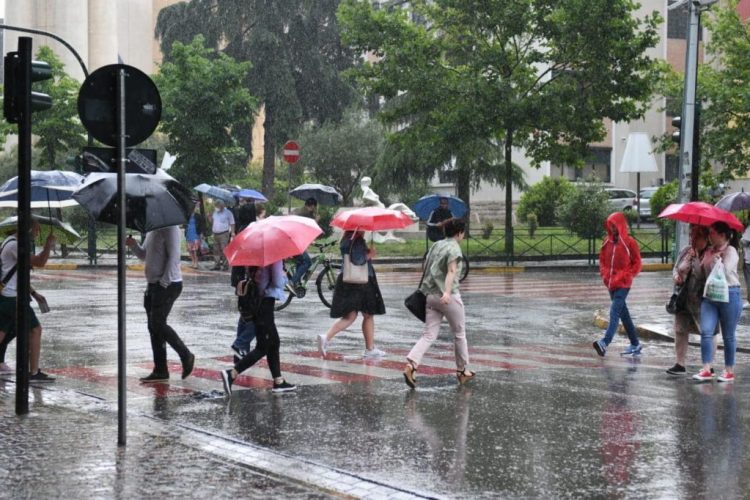 Pasditja pritet të sjellë rreshje shiu, parashikimi i motit për sot