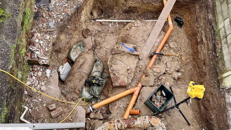 Angli/ Rreth 500 kilogramë eksplozivë gjenden në oborrin e një shtëpie