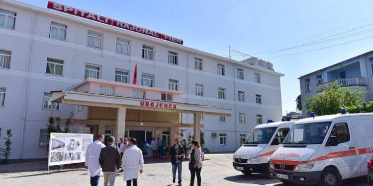 Sërish probleme në fabrikën që prodhohen pajisje elektrike, rritet numri i punëtorëve në Spitalin e Fierit 