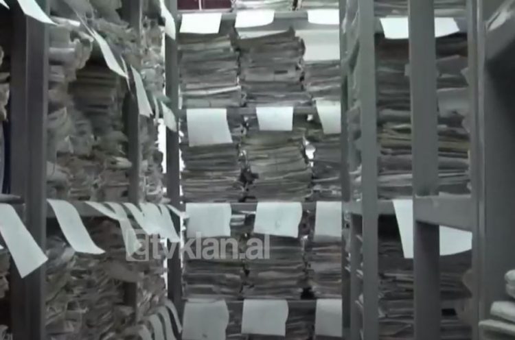 Dosjet mbingarkojnë Gjykatën e Tiranës. 40 mijë vendime në 2023, një gjyqtar jep 900 vendime në vit